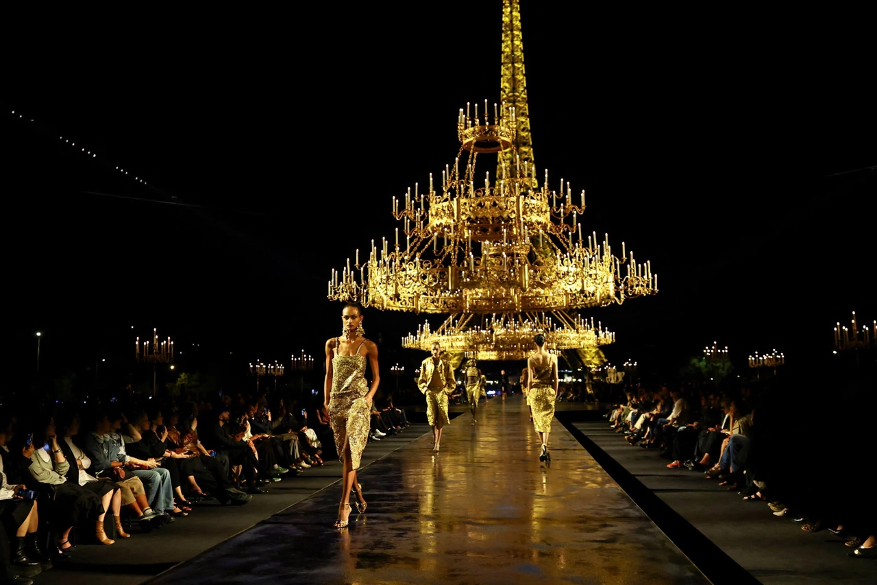 La maison Saint Laurent | Défilé Printemps-Été 2027 - Sous le signe de l'or et d'une nuit dorée sous d'immenses lustres
