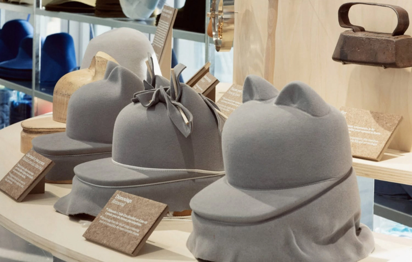 Jusqu'au 13 décembre, la Galerie du 19M consacre une exposition gratuite à Maison Michel, atelier de chapellerie membre des Métiers d'art de Chanel depuis 1997.